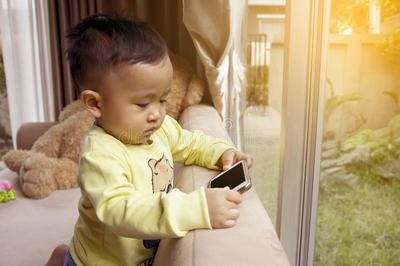 抽动症孩子玩手机的危害有哪些